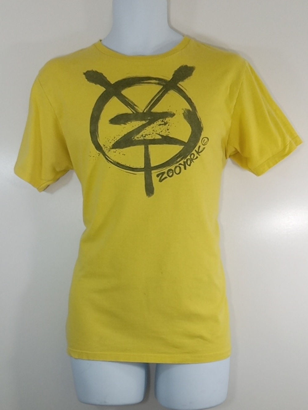 Y2K Zoo York Menโs Yellow Tee with Black Graphic Graffiti Logo